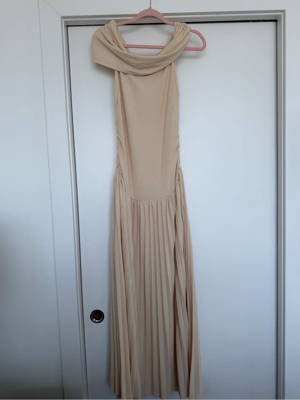 ** Like New Off-Shoulder Lioness Cream Maxi Dress - Elegant Pleated Skirt - Picture 2 of 5